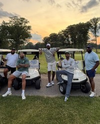 打磨球技🏌🏾詹姆斯转发在家乡阿克伦与好友打高尔夫合影